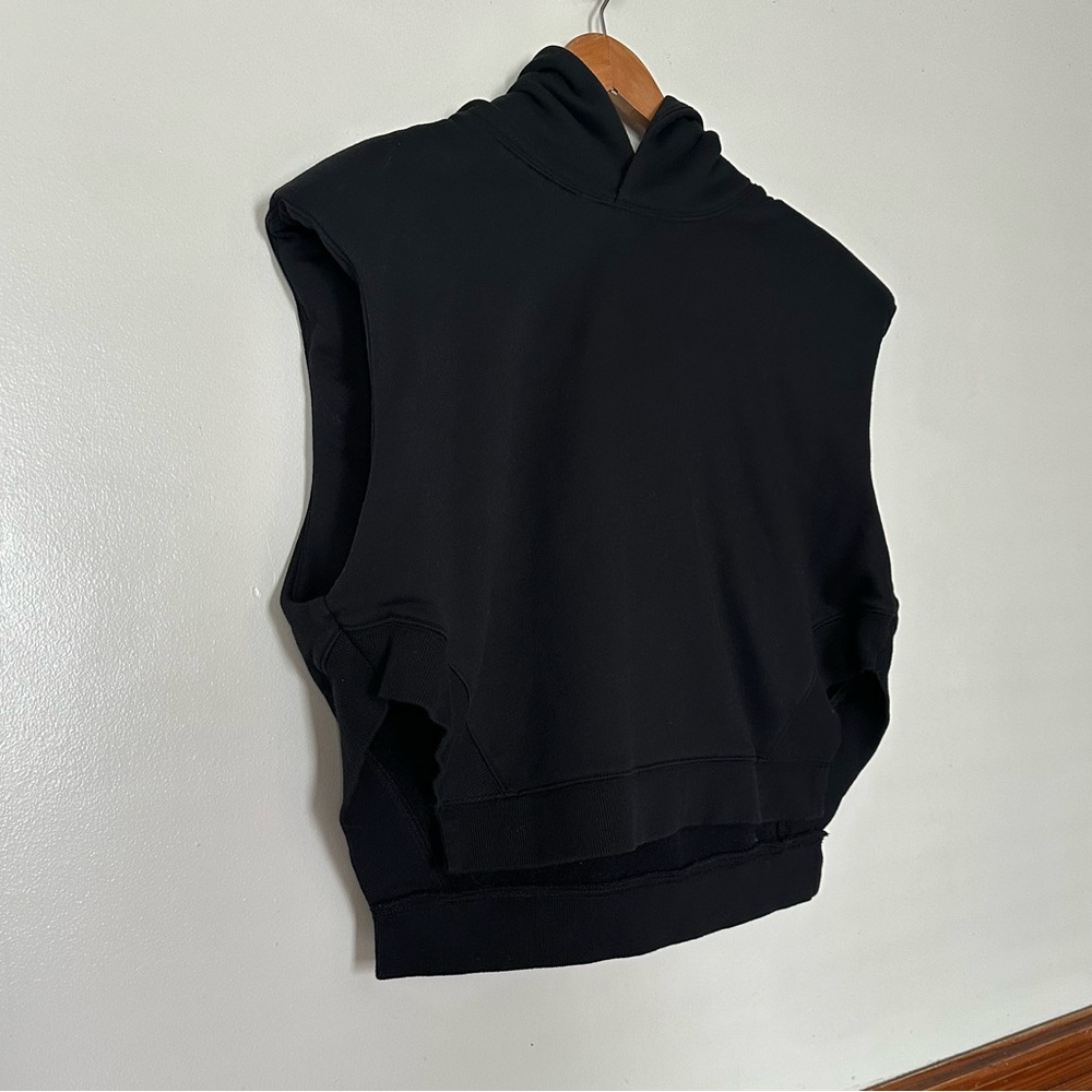 Alo Cropped Headliner Shoulder Pad Sleeveless Hoodie Sweatshirt Vest Size Medium - Picture 8 of 13